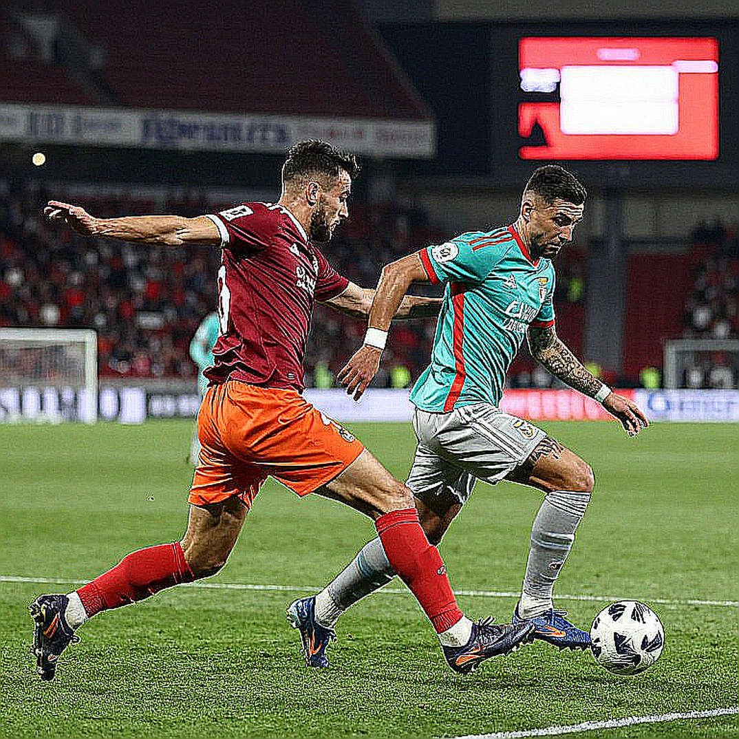 Raúl Jiménez, chiếc đầu gối và cuộc chiến thông tin trước ngày derby