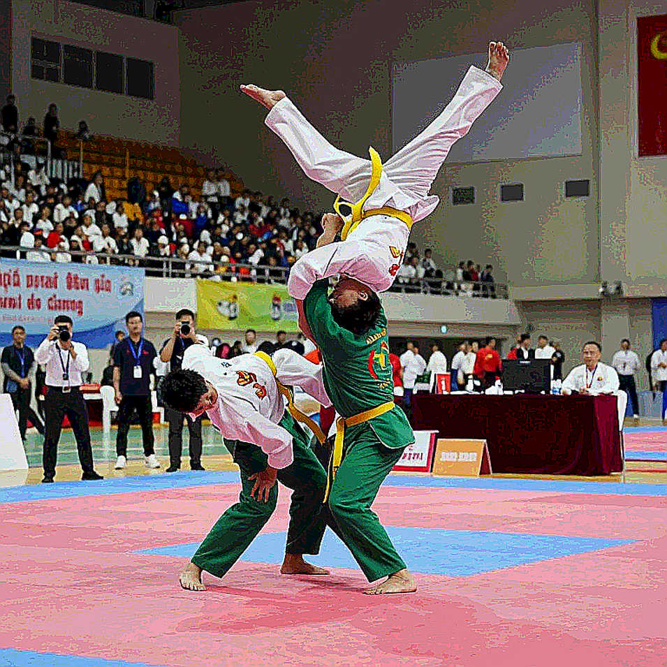 Khoảng lặng ở hiệp phụ: Lò Thị Phung, cú đẩy gậy và nửa nhịp chưa kịp khép Khoảng lặng ở hiệp phụ: Lò Thị Phung, cú đẩy gậy và nửa nhịp chưa kịp khép