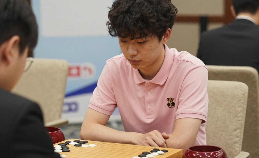 Nepomniachtchi khiến Carlsen lo sợ, rồi vượt qua Sindarov trên đồng hồ tại GCL 2026
