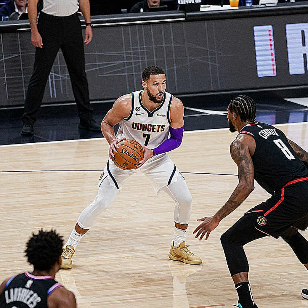 Đầu gối Kawhi Leonard và bản báo cáo bốn mươi trang không ai chịu đọc