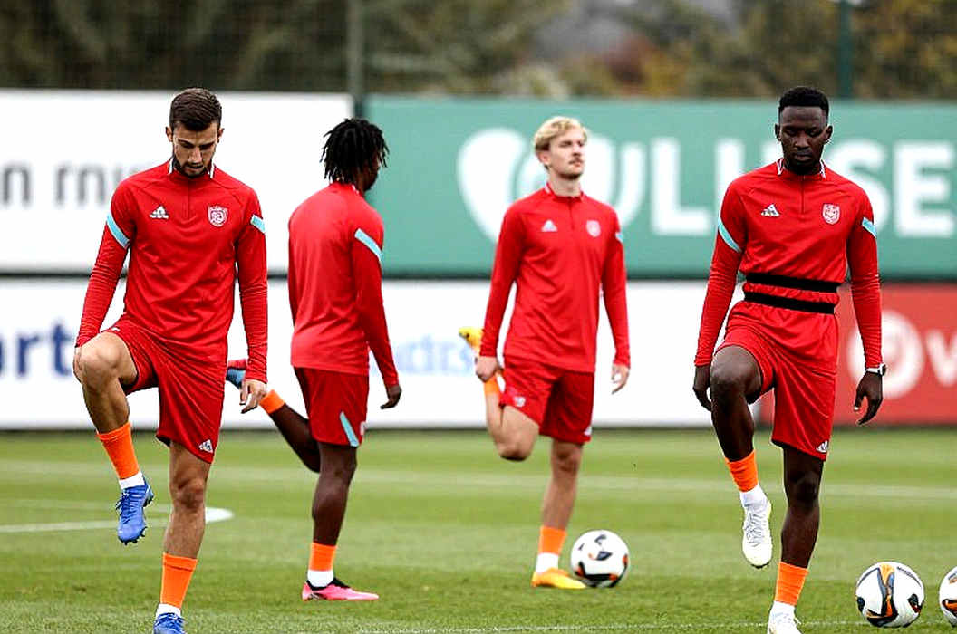 Xavi Espart, tiếng gọi “chiến tranh” và khoảng trống phía sau một hậu vệ bó trong Xavi Espart, tiếng gọi “chiến tranh” và khoảng trống phía sau một hậu vệ bó trong