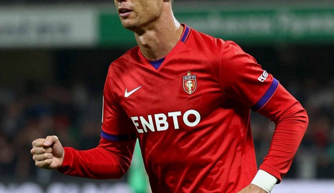 Theo Janssen và 'mắt xích yếu nhất': Khi một cú vuốt máy quay biến thành bản án cho Jan Paul van Hecke Theo Janssen và 'mắt xích yếu nhất': Khi một cú vuốt máy quay biến thành bản án cho Jan Paul van Hecke