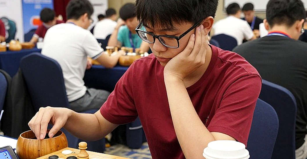 Carlsen hòa Sindarov ở GCL 2026: Lời khen hiếm hoi và nước đi 3...f6 có một không hai